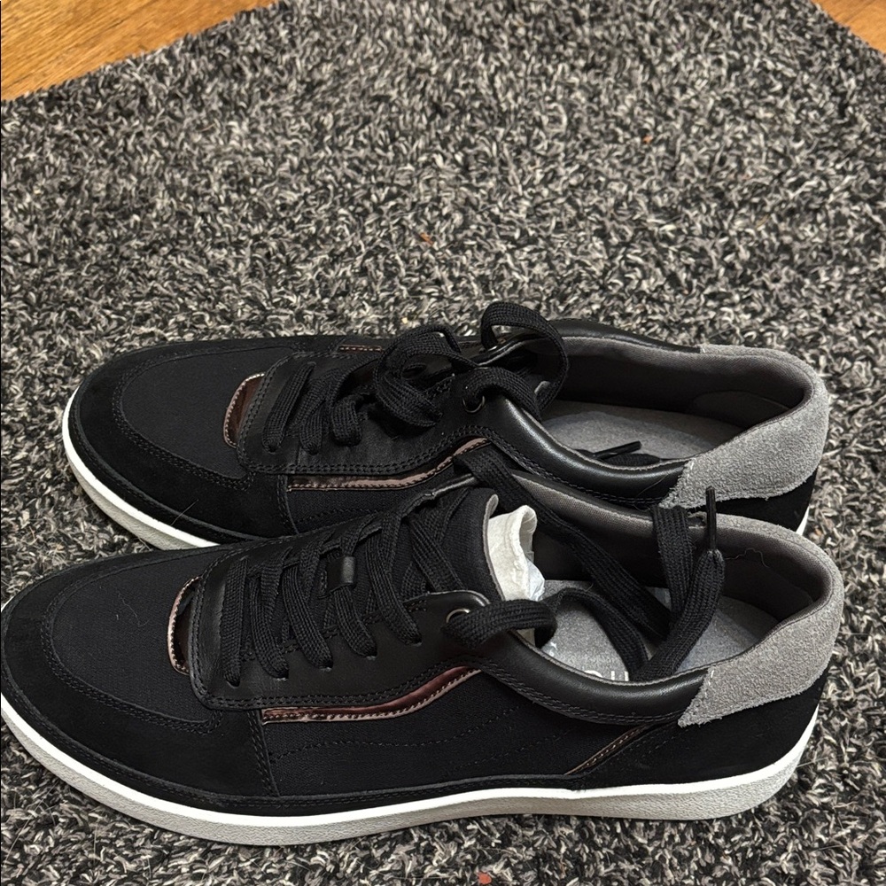 Vionic Black and Gray Athletic Shoes
